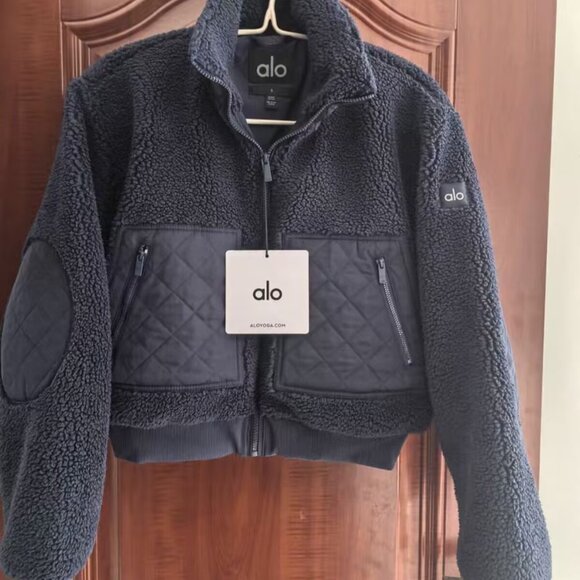 ALO Yoga Sherpa Edge Bomber /bomber-style fit - Picture 2 of 3